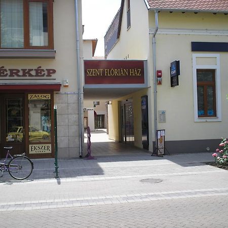 Mediterran Szallas Гюла Екстериор снимка